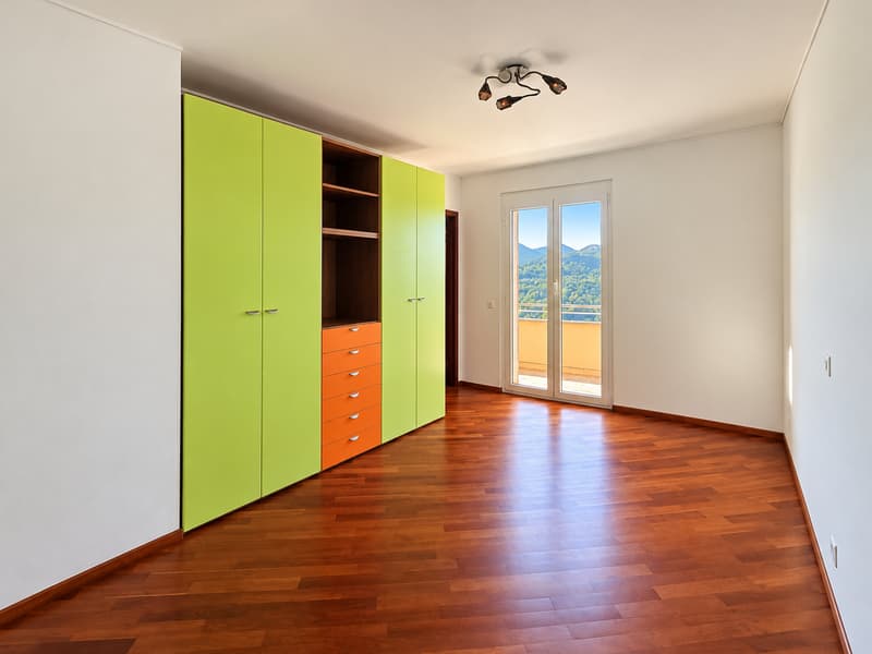 Elegante villa con vista panoramica sul lago, piscina a sfioro e giardino privato. (23)