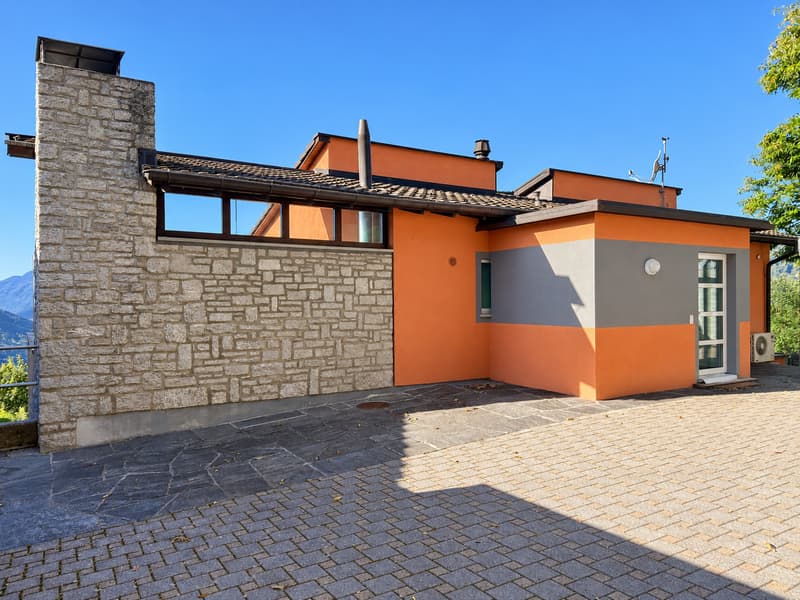 Elegante villa con vista panoramica sul lago, piscina a sfioro e giardino privato. (27)