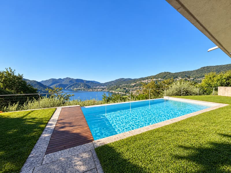 Elegante villa con vista panoramica sul lago, piscina a sfioro e giardino privato. (1)