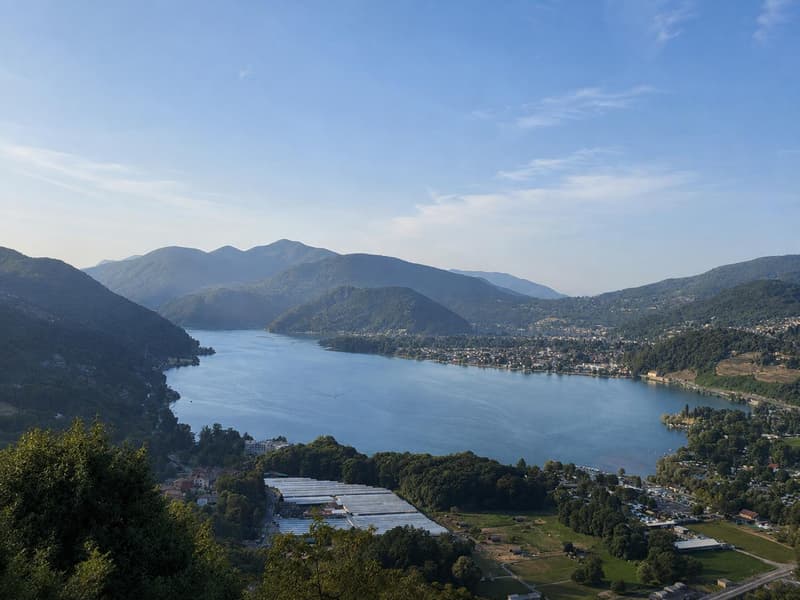 Elegante villa con vista panoramica sul lago, piscina a sfioro e giardino privato (7)