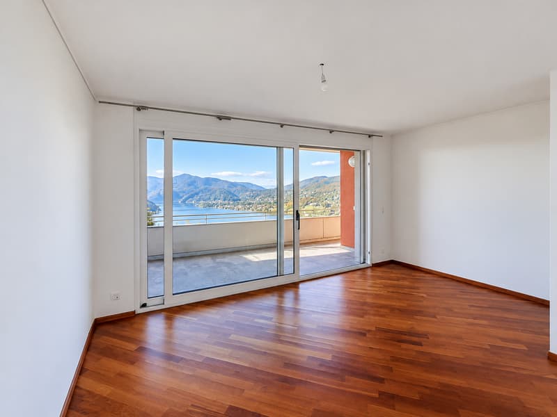 Elegante villa con vista panoramica sul lago, piscina a sfioro e giardino privato. (20)