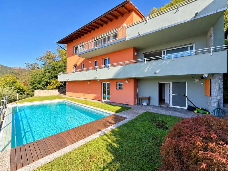 Elegante villa con vista panoramica sul lago, piscina a sfioro e giardino privato. (4)