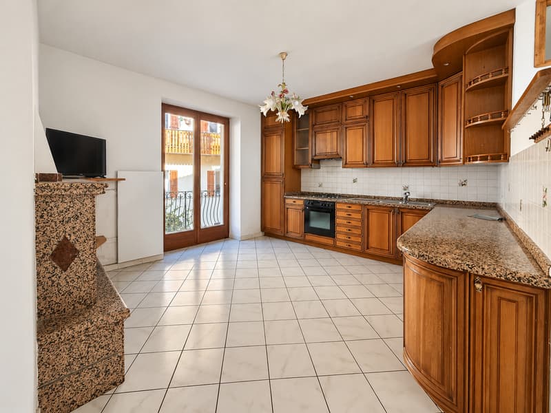 Collina d’Oro: potenziale a reddito o una casa di 7 locali tutta da vivere (1)
