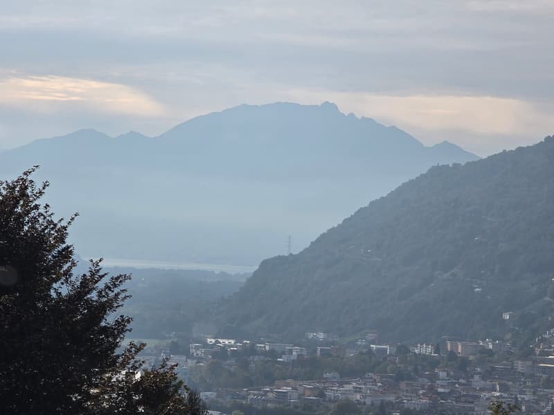 Casa bifamiliare con bella vista,  terreno e possibilità di ampliamento (2)