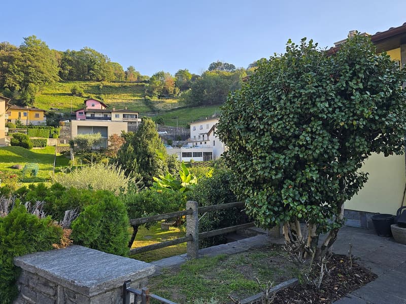 Casa bifamiliare con bella vista,  terreno e possibilità di ampliamento (3)