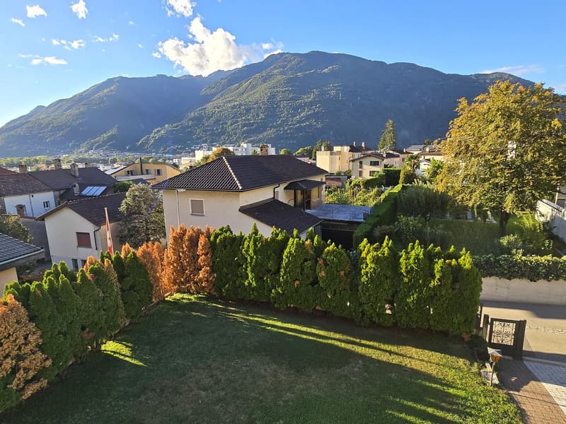 Ampia villa unifamiliare con piscina,  terreno edificabile e bella vista (2)