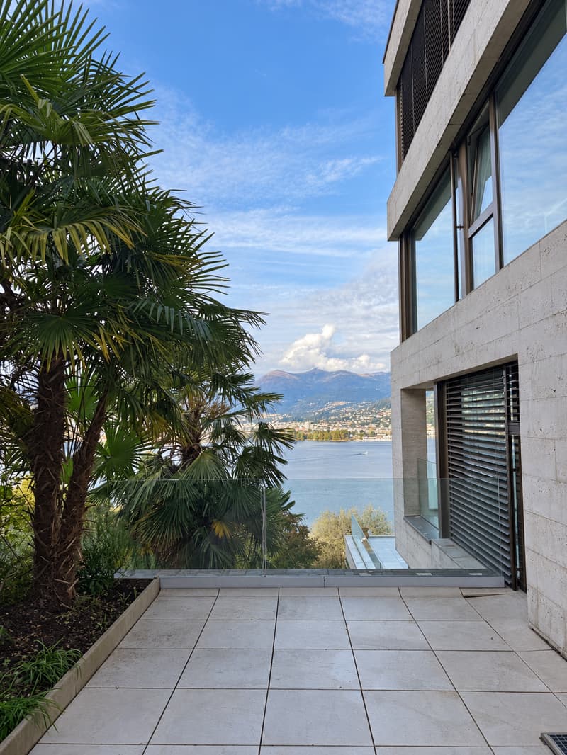 Stunning 3.5-Room Apartment with Panoramic Lake & Mountain Views in Paradiso (16)