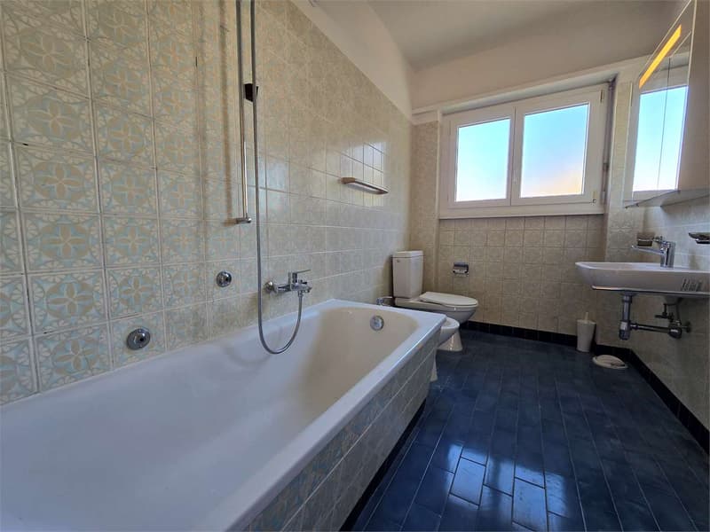 Appartement spacieux de 4,5 pièces au dernier étage avec 3 terrasses et places de parking (12)