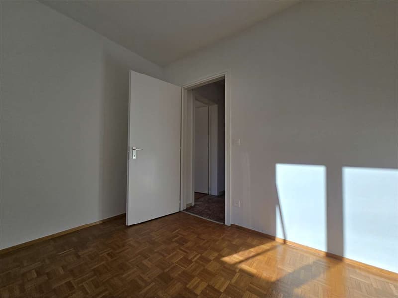 Appartement spacieux de 4,5 pièces au dernier étage avec 3 terrasses et places de parking (11)
