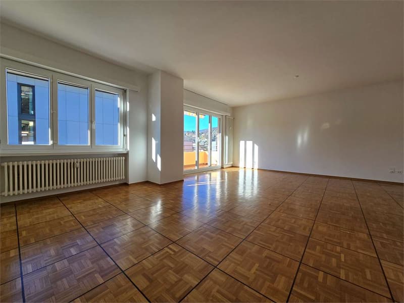 Appartement spacieux de 4,5 pièces au dernier étage avec 3 terrasses et places de parking (6)