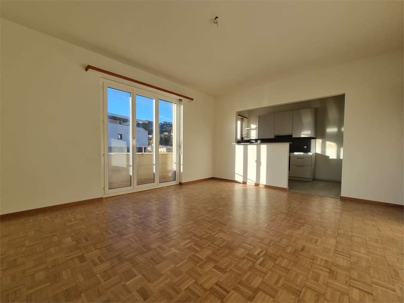 Affittasi spazioso 4.5 locali ristrutturato con balcone e posteggio - (1)