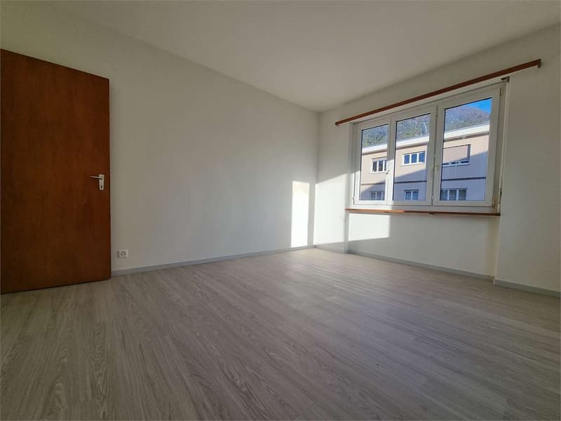 Affittasi spazioso 4.5 locali ristrutturato con balcone e posteggio - (4)