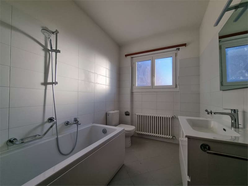 Affittasi spazioso 4.5 locali ristrutturato con balcone e posteggio - (9)