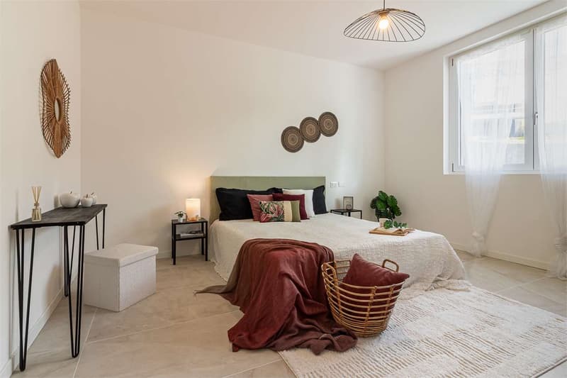 Nouvel appartement trois pièces avec jardin privé, piscine 150mq et garage 50mq (12)