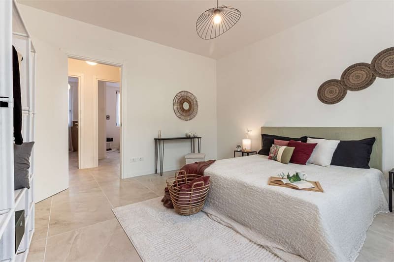 Nouvel appartement trois pièces avec jardin privé, piscine 150mq et garage 50mq (13)