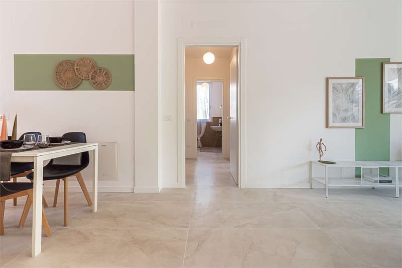 Nouvel appartement trois pièces avec jardin privé, piscine 150mq et garage 50mq (11)