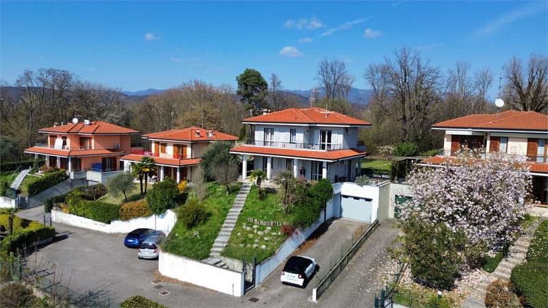 Single-family villa with south-facing solar exposure between Como and Switzerland (6)