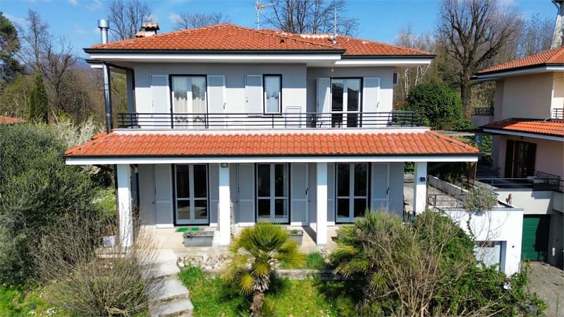 Single-family villa with south-facing solar exposure between Como and Switzerland (3)