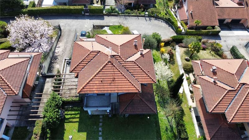 Single-family villa with south-facing solar exposure between Como and Switzerland (4)