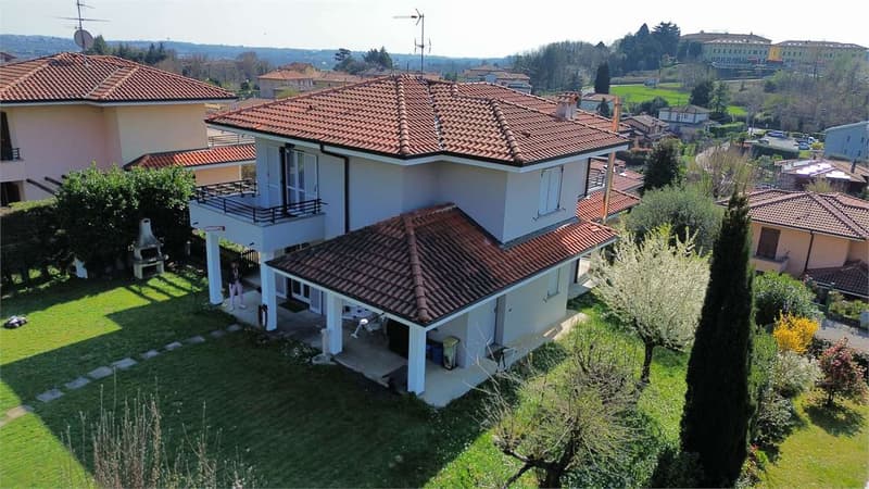 Single-family villa with south-facing solar exposure between Como and Switzerland (5)