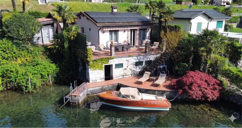 Your Jewel Pieds-dans-l'eau in Bissone, Rarity with Private Darsena (2)