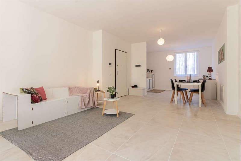 Neue Dreizimmerwohnung mit privatem Garten, 150mq Pool und 50mq Garage (10)