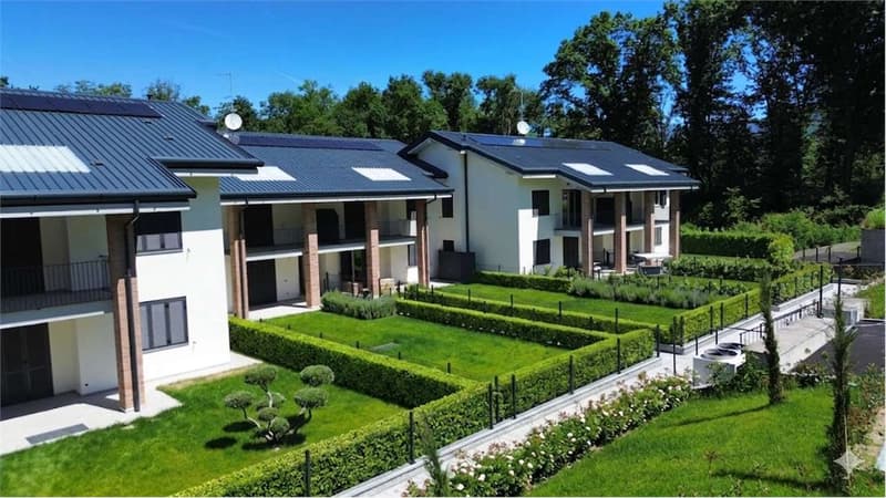 Neue Dreizimmerwohnung mit privatem Garten, 150mq Pool und 50mq Garage (5)