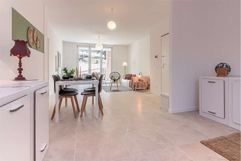 Neue Dreizimmerwohnung mit privatem Garten, 150mq Pool und 50mq Garage (11)
