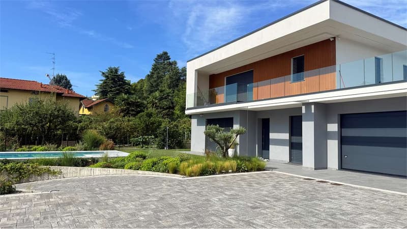 Moderna villa con piscina riscaldata a pochi minuti dalla Svizzera (1)