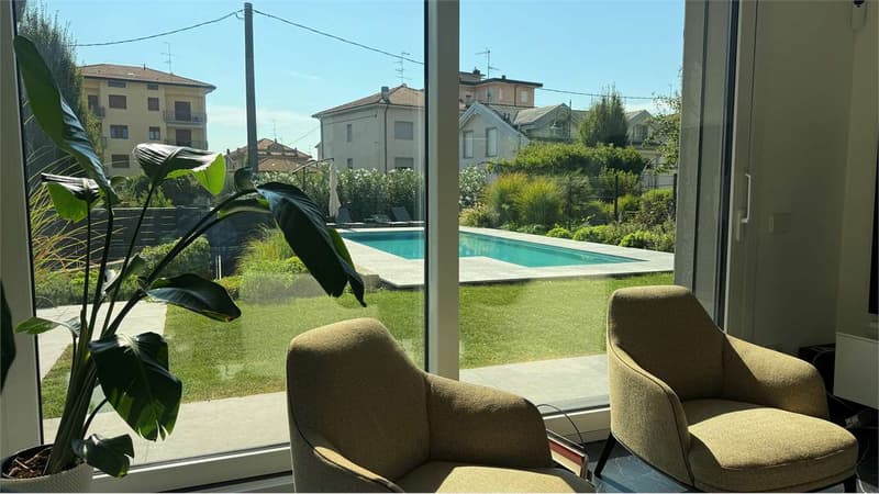 Moderna villa con piscina riscaldata a pochi minuti dalla Svizzera (10)
