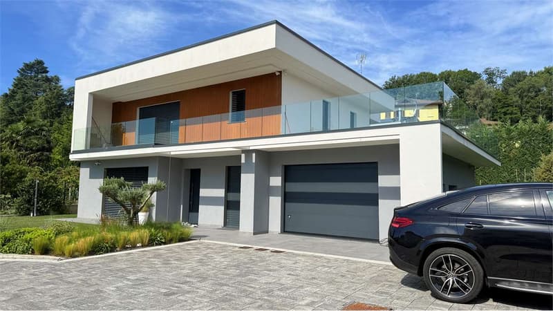 Moderna villa con piscina riscaldata a pochi minuti dalla Svizzera (5)