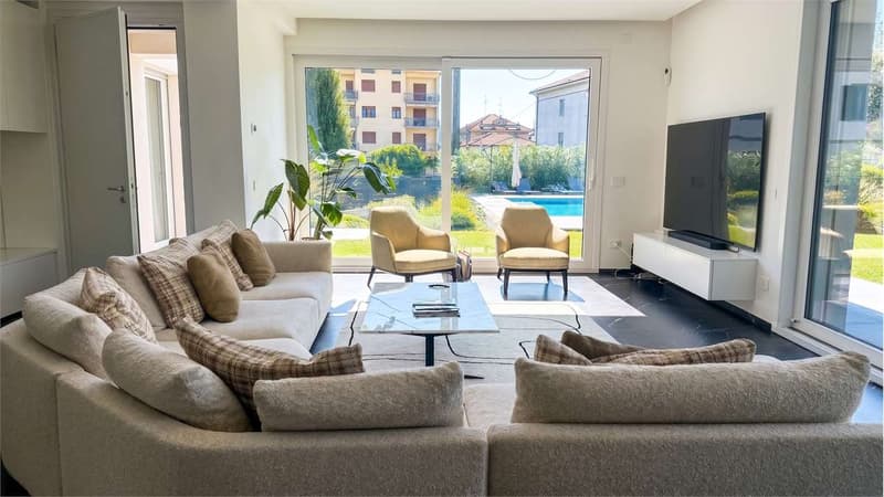 Moderna villa con piscina riscaldata a pochi minuti dalla Svizzera (6)