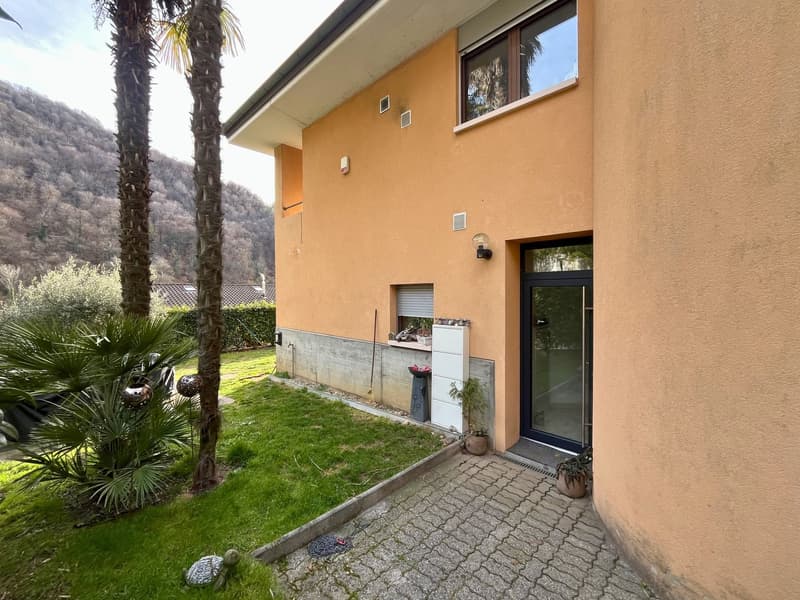 Villa avec deux appartements et parc privé à Figino (11)