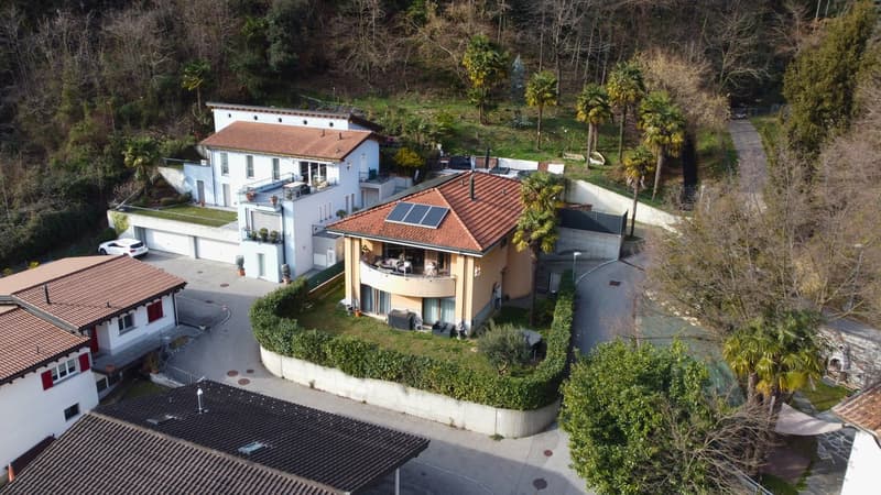 Villa avec deux appartements et parc privé à Figino (2)