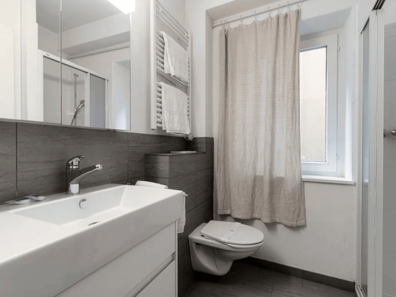 Dreizimmerwohnung auf zwei Ebenen mit Patio – Bissone (10)