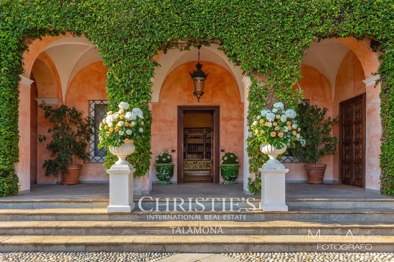 Luxury villa with large park and historic interiors in Biella (5)
