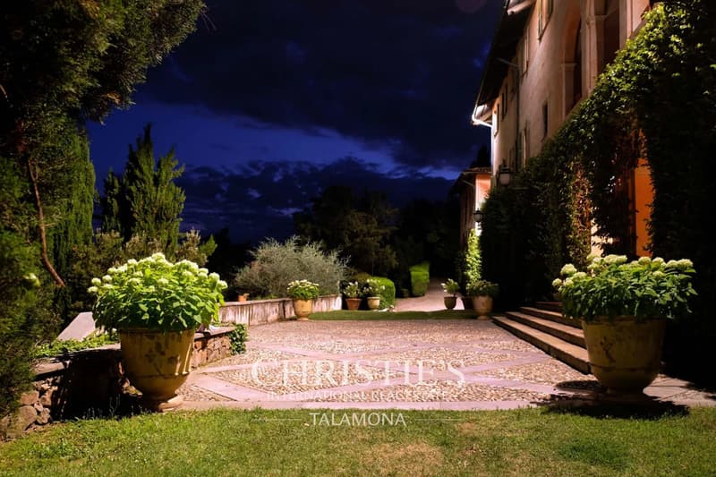 Luxury villa with large park and historic interiors in Biella (12)