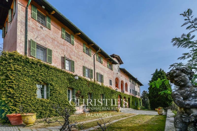 Luxury villa with large park and historic interiors in Biella (6)
