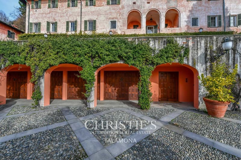 Luxury villa with large park and historic interiors in Biella (9)