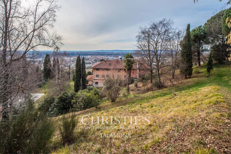 Luxury villa with large park and historic interiors in Biella (8)
