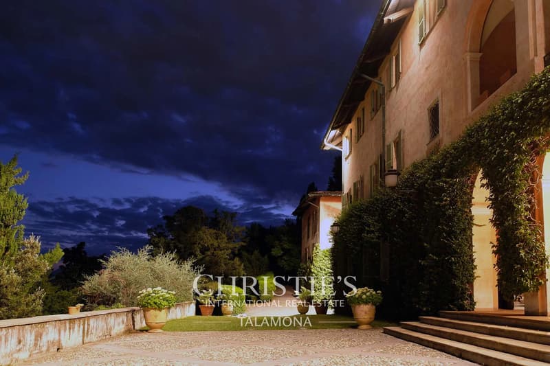 Luxury villa with large park and historic interiors in Biella (10)