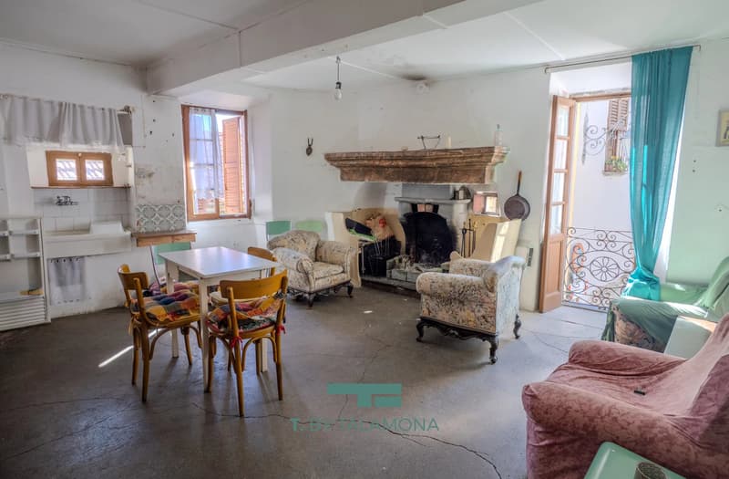 Grande casa da ristrutturare nel villaggio storico di Due Cossani (2)