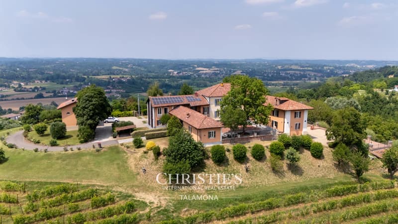 Winery with panoramic views over the UNESCO hills near Asti (8)