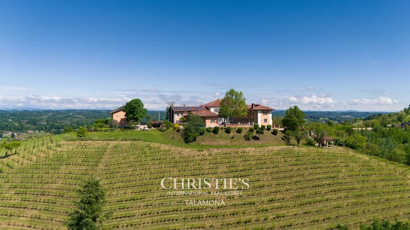Winery with panoramic views over the UNESCO hills near Asti (3)