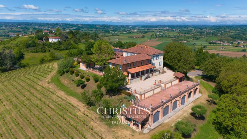 Winery with panoramic views over the UNESCO hills near Asti (4)