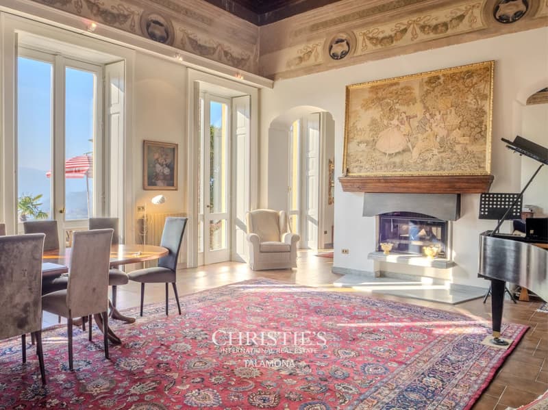 Elegante Villa mit wunderschönem Seeblick in Besozzo (1)