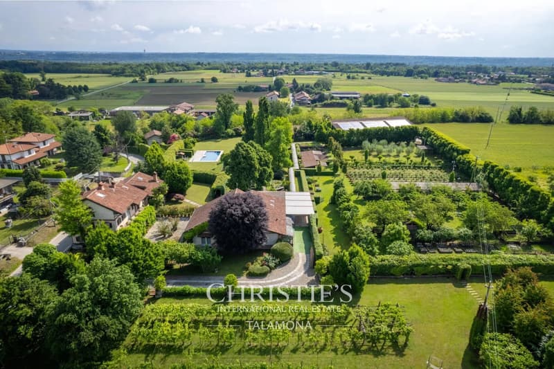 Domaine historique entouré de verdure à Oleggio (3)