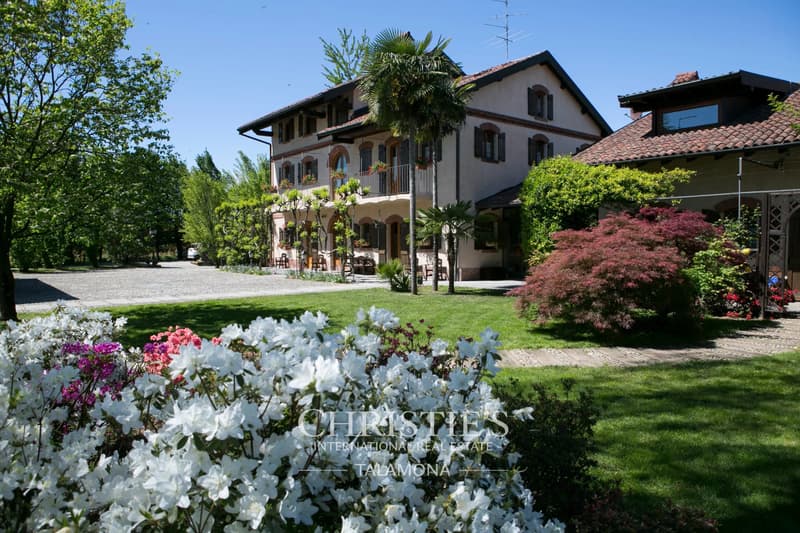 Domaine historique entouré de verdure à Oleggio (2)