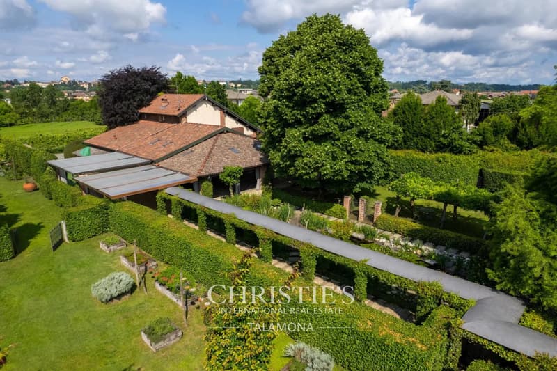 Domaine historique entouré de verdure à Oleggio (9)