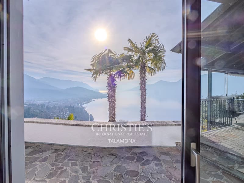 Villa avec vue panoramique, terrasse et piscine à Luino (12)